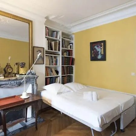 Charming Haussmannian Daire Paris