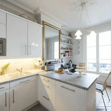 Charming Haussmannian Daire Paris